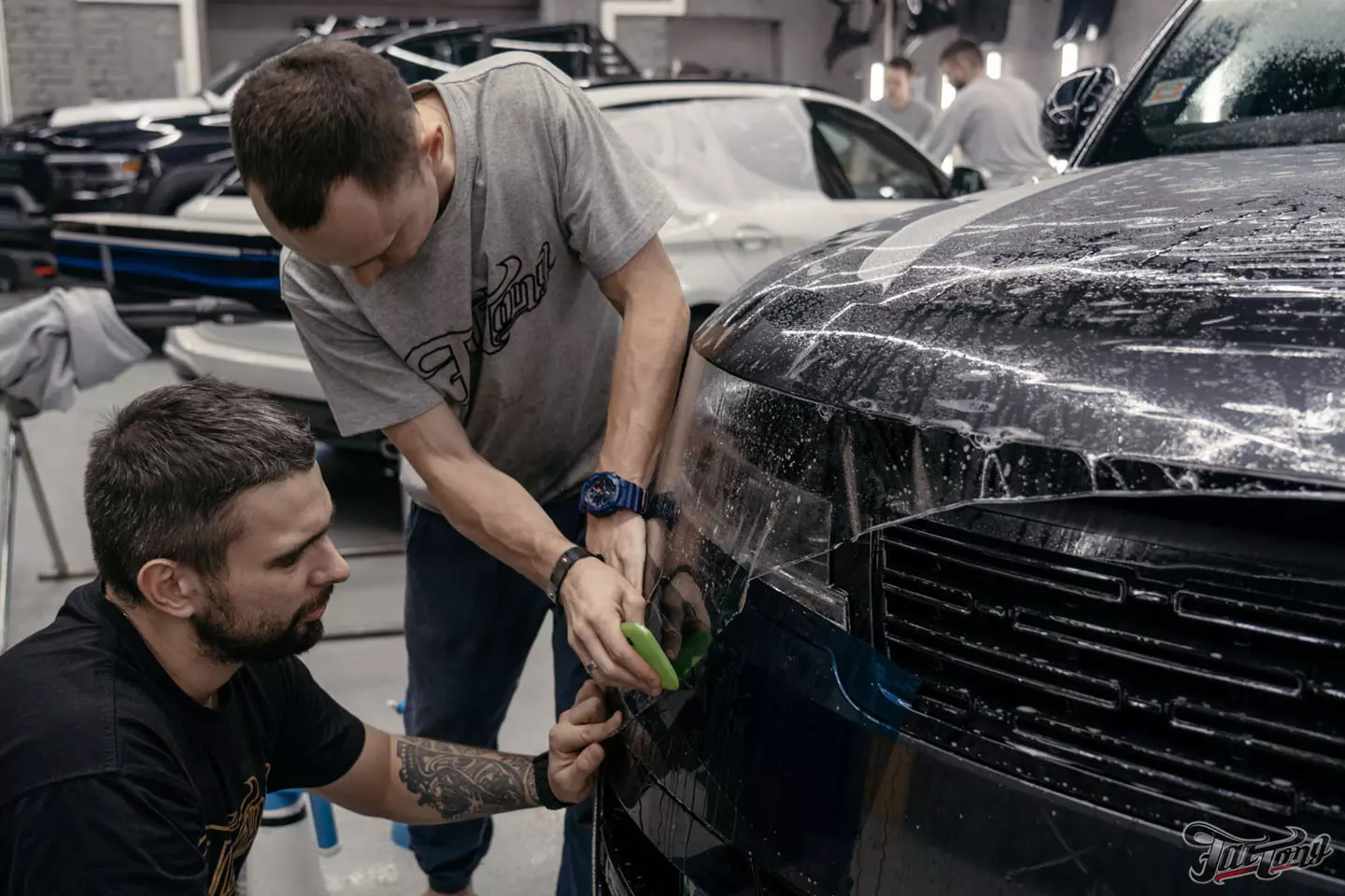 Оклеили Range Rover Sport в глянцевый полиуретан. Чистка салона и покрытие керамикой